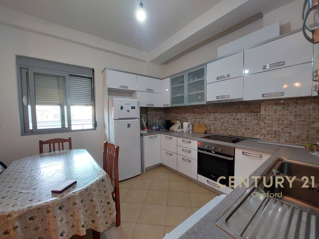 Vendido 2+1+2, rua e çipajve Vlorë.