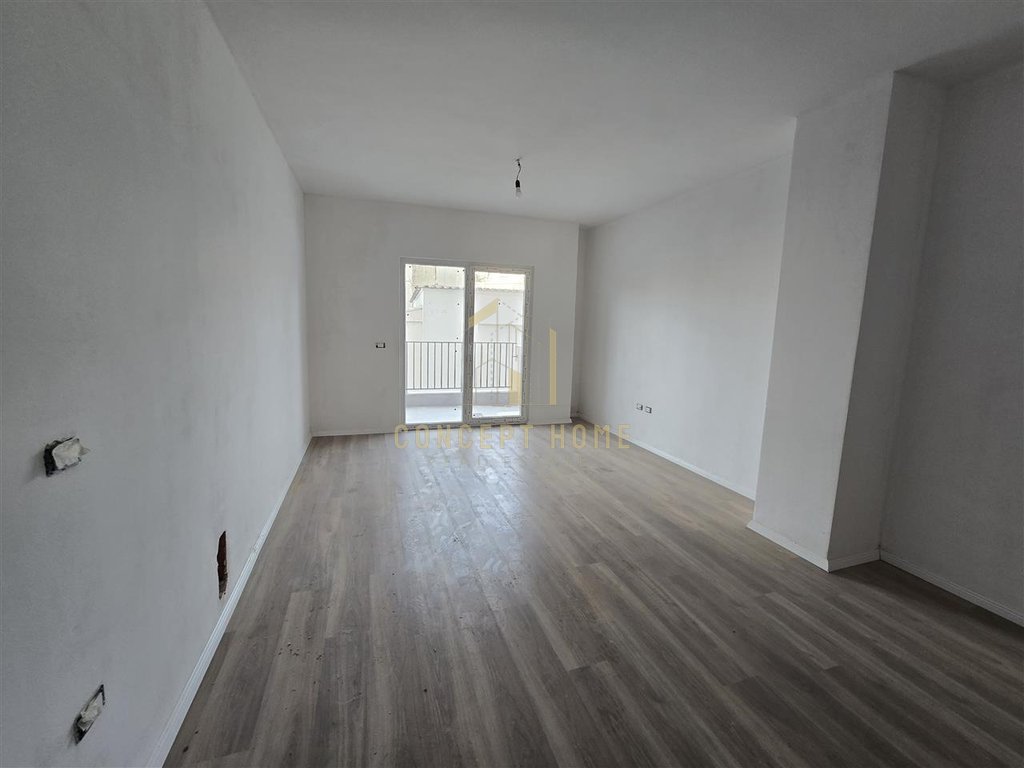 Shitet apartament 1+1 ne laprake
