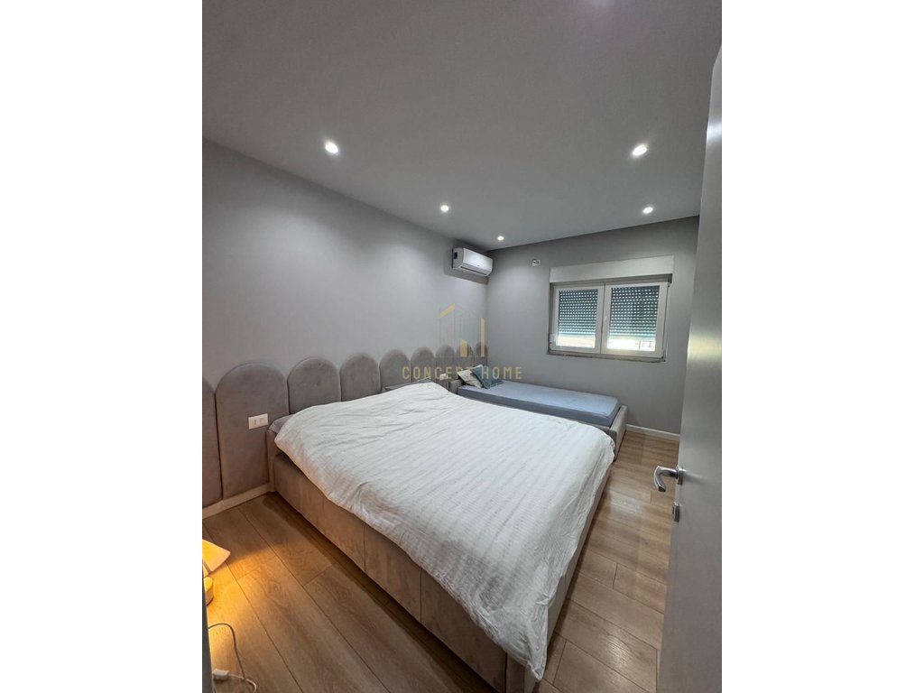 Shitet apartament 1+1+garderobe tek bulevardi i ri