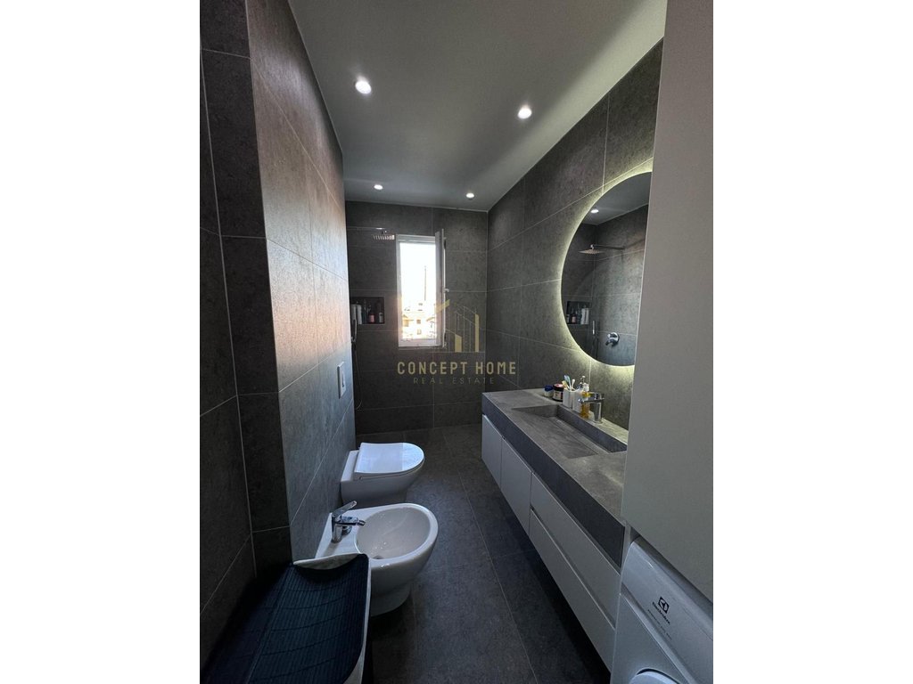 Shitet apartament 1+1+garderobe tek bulevardi i ri
