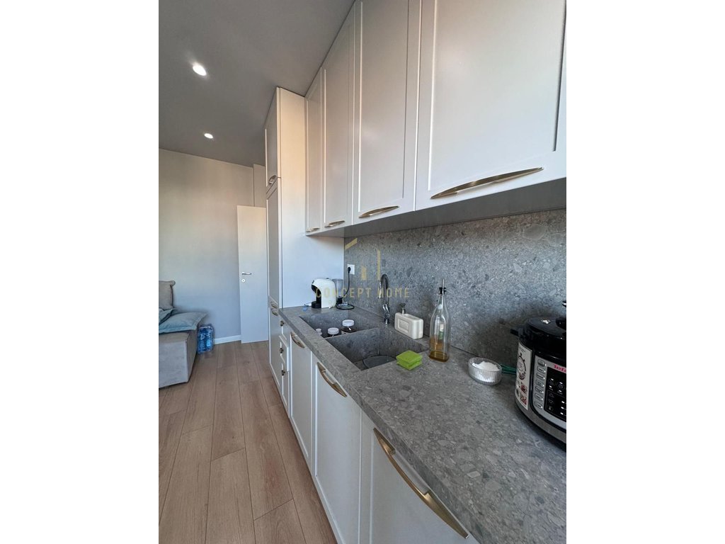 Shitet apartament 1+1+garderobe tek bulevardi i ri