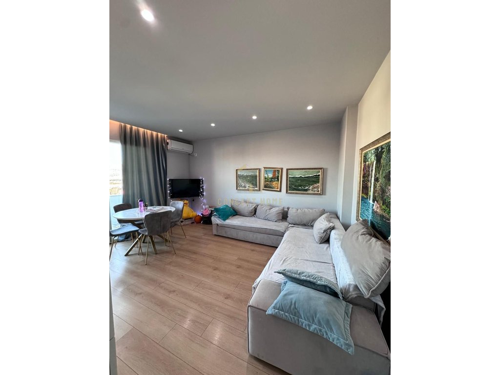 Shitet apartament 1+1+garderobe tek bulevardi i ri