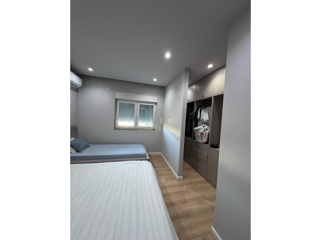 Shitet apartament 1+1+garderobe tek bulevardi i ri