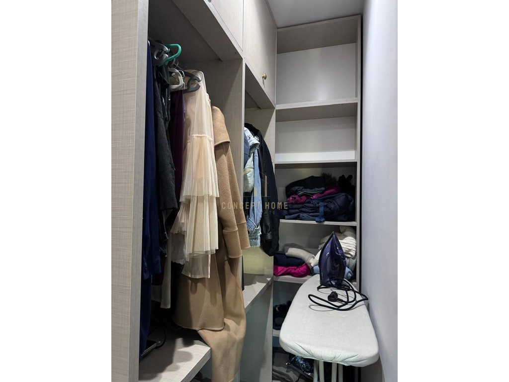 Shitet apartament 1+1+garderobe tek bulevardi i ri