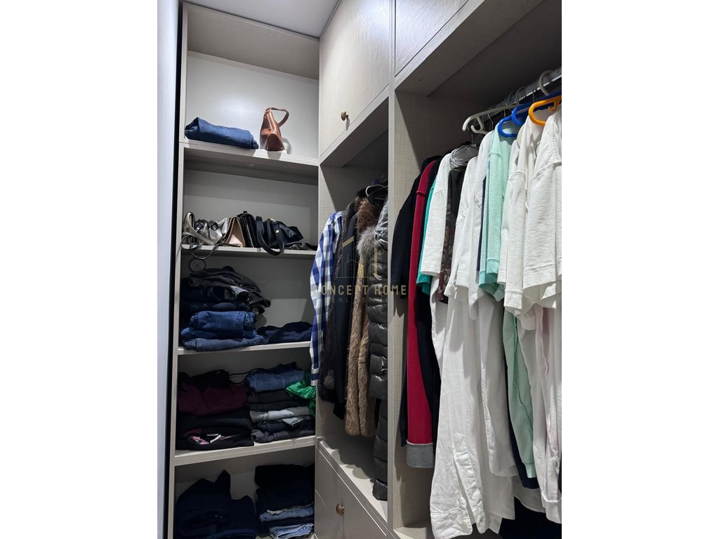 Shitet apartament 1+1+garderobe tek bulevardi i ri