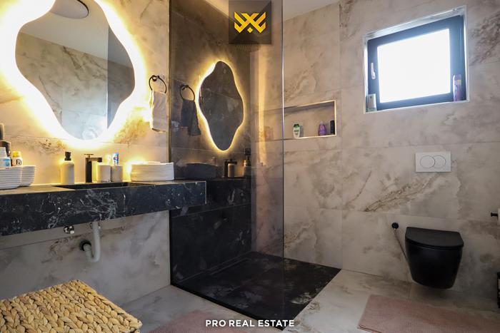 Casa de 240m² en venta en bërnicë e poshtme.