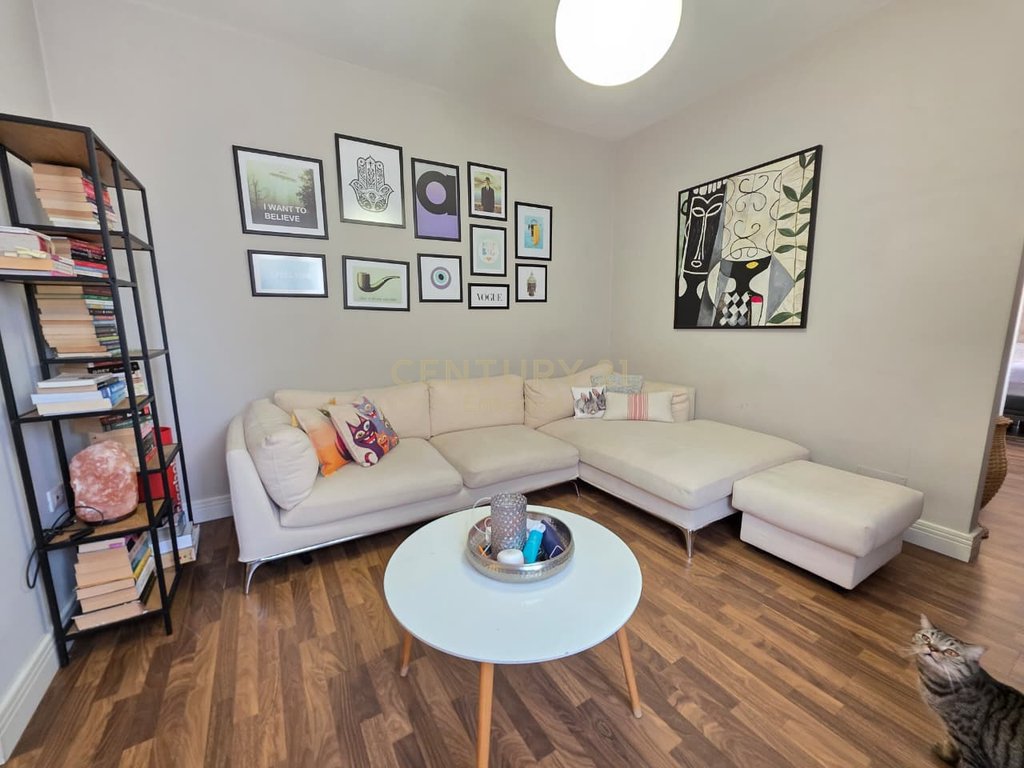 Shitet apartament 1+1 mbrapa ish - uet, prane rruges se kavajes