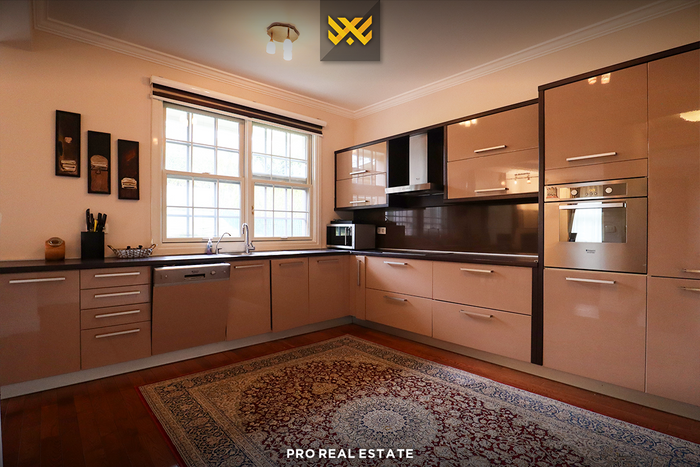 Casa di 330m²+45m² in affitto nel villaggio ndërkombëtar