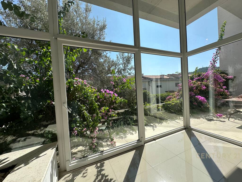 Villa con piscina presso residenza kodra e diellit 1