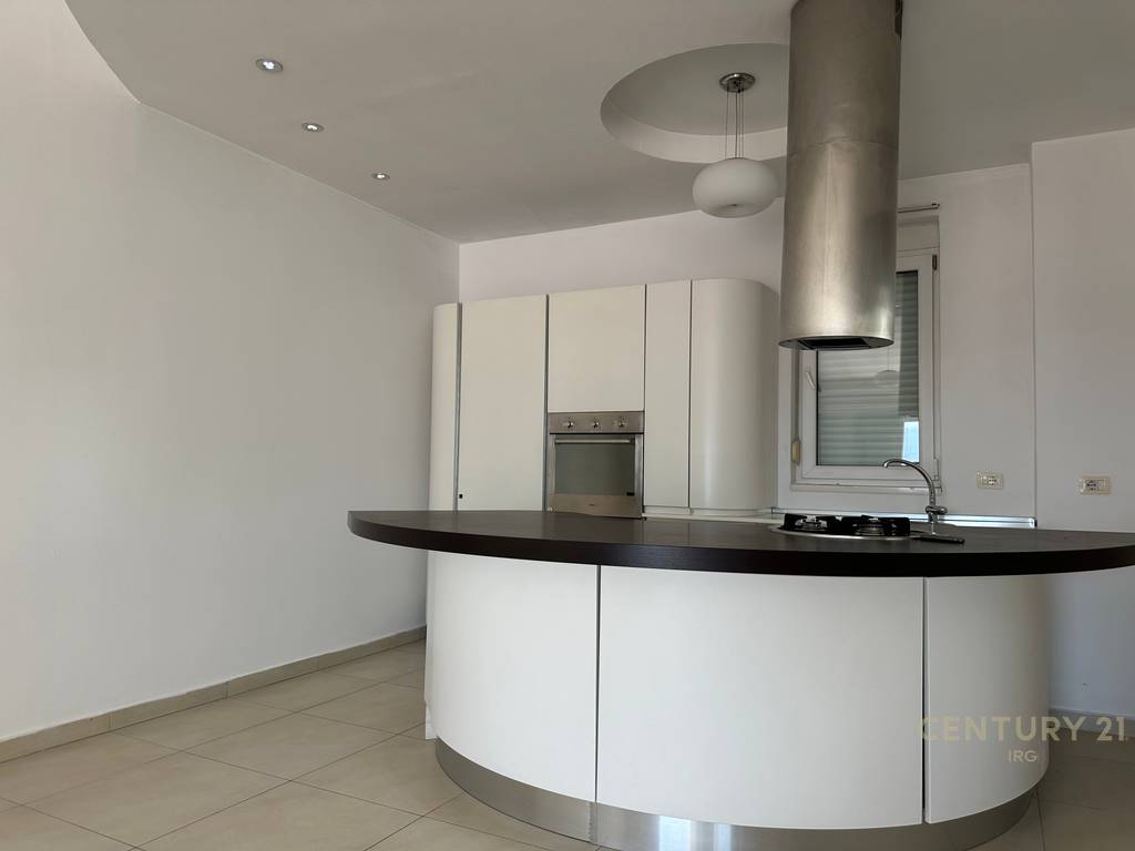 Villa con piscina presso residenza kodra e diellit 1