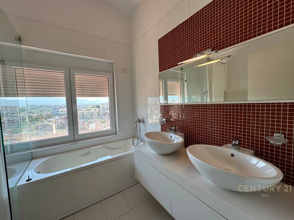 Villa con piscina presso residenza kodra e diellit 1