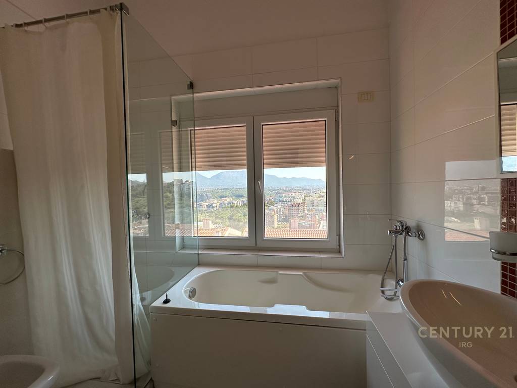 Villa con piscina presso residenza kodra e diellit 1