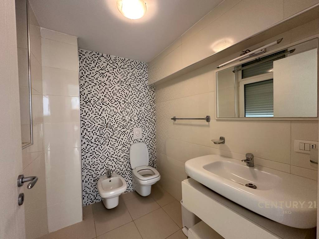 Villa con piscina presso residenza kodra e diellit 1