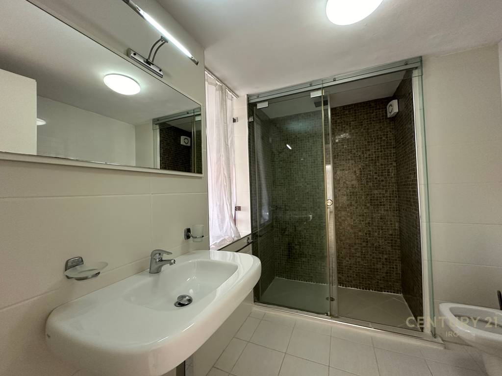 Villa con piscina presso residenza kodra e diellit 1
