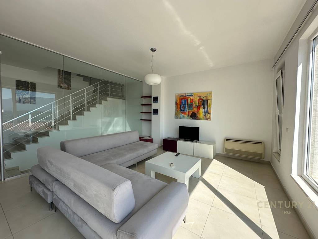 Villa con piscina presso residenza kodra e diellit 1