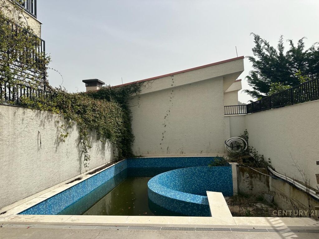 Villa con piscina presso residenza kodra e diellit 1
