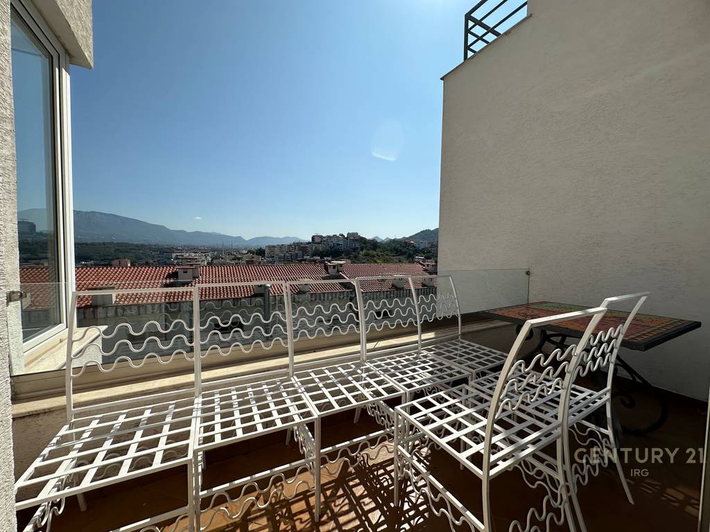 Villa con piscina presso residenza kodra e diellit 1