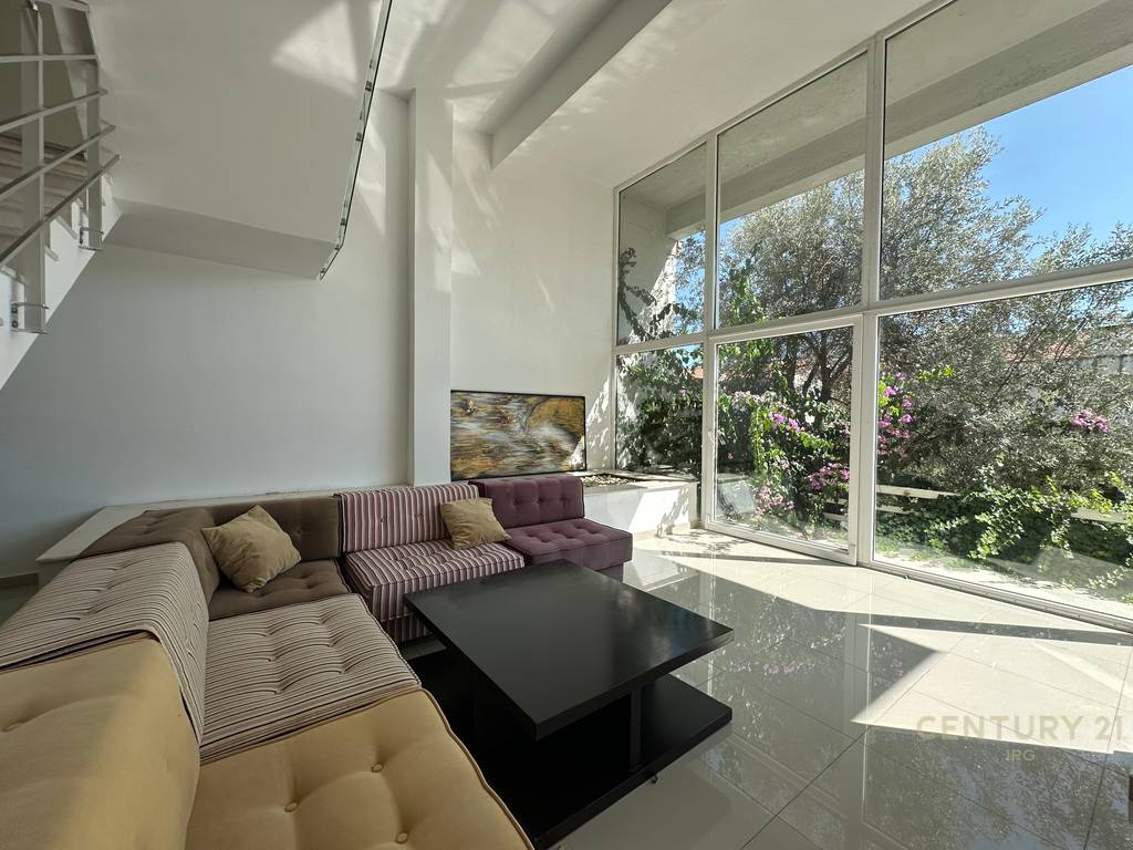 Villa con piscina presso residenza kodra e diellit 1