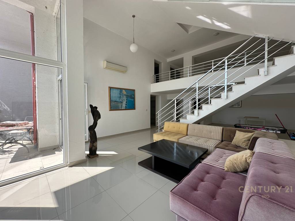 Villa con piscina presso residenza kodra e diellit 1