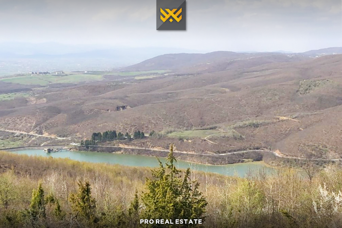 Terreno di 2,5 ha in vendita a batllavë (2)
