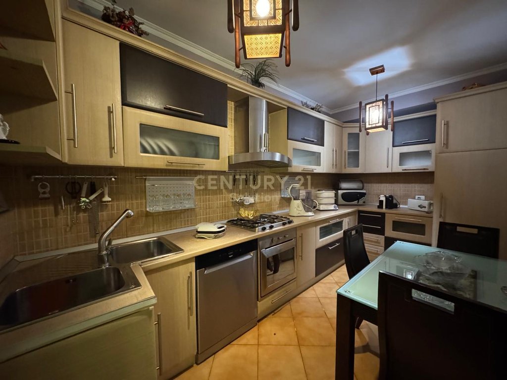 Jepet me qera apartament 1+1 tek air albania!