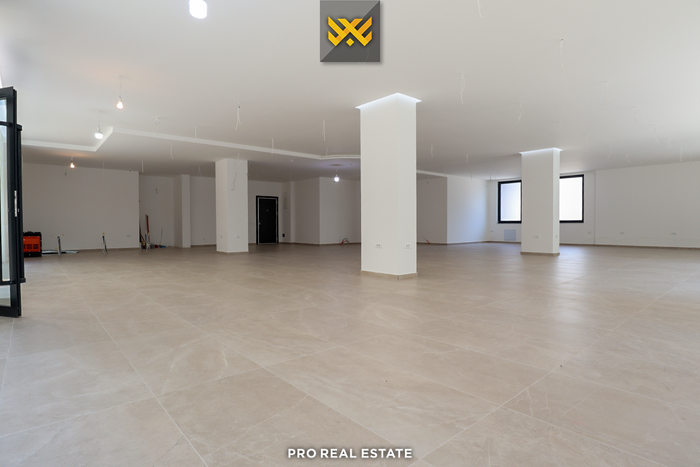 Commercial space 273.9m² for rent in Pejë