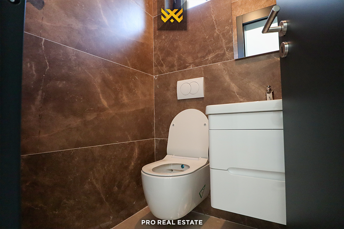 Commercial space 273.9m² for rent in Pejë