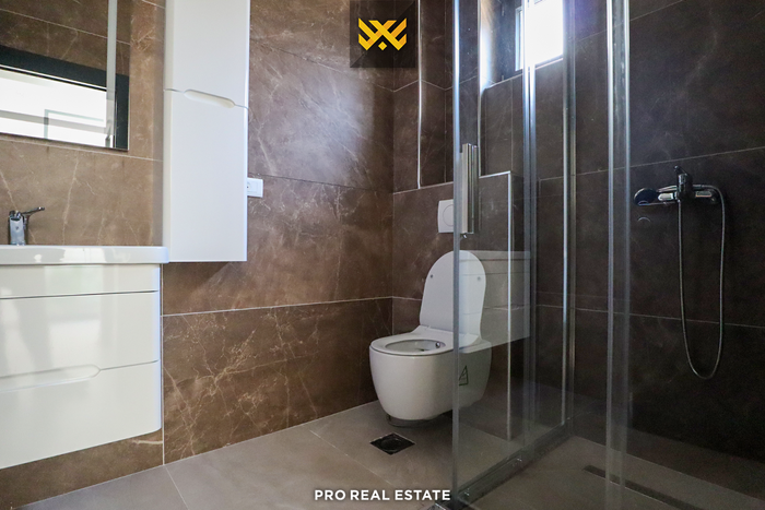 Commercial space 273.9m² for rent in Pejë