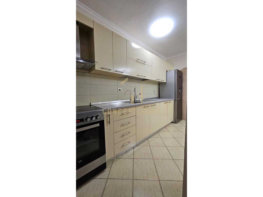 Jepet me qera apartament 2+1 te stacioni trenit