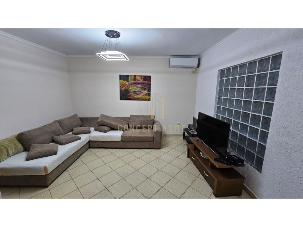 Jepet me qera apartament 2+1 te stacioni trenit