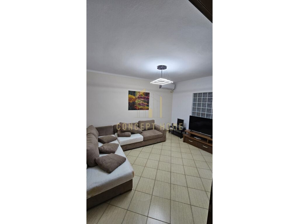 Jepet me qera apartament 2+1 te stacioni trenit