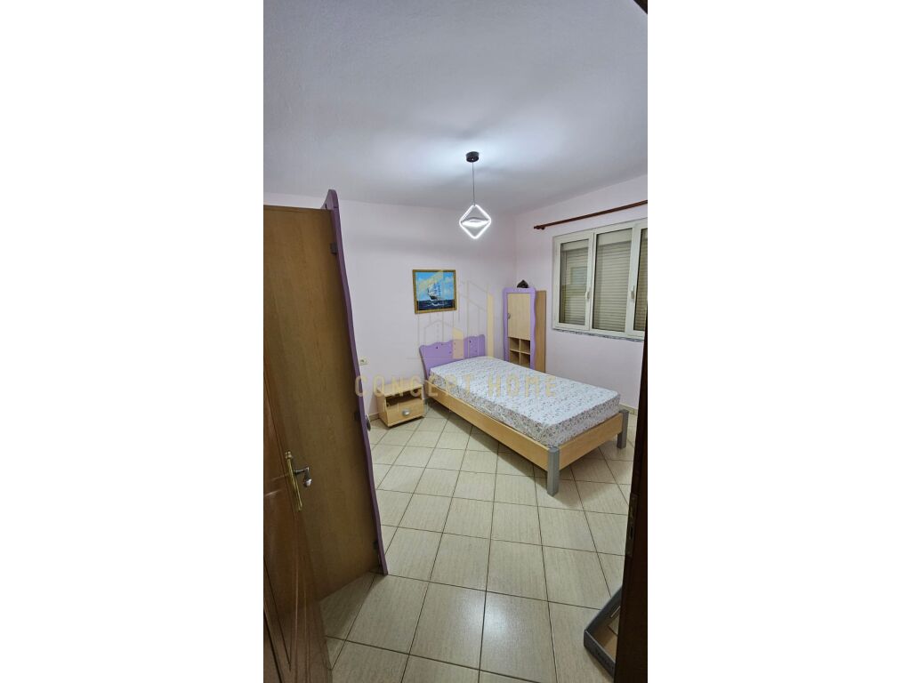 Jepet me qera apartament 2+1 te stacioni trenit