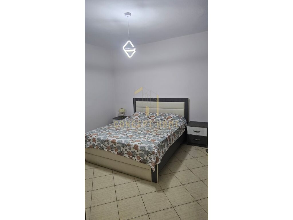 Jepet me qera apartament 2+1 te stacioni trenit
