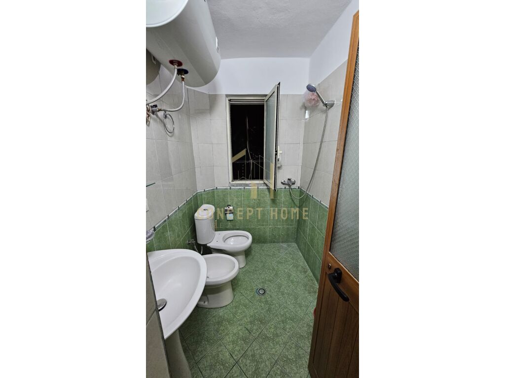 Jepet me qera apartament 2+1 te stacioni trenit