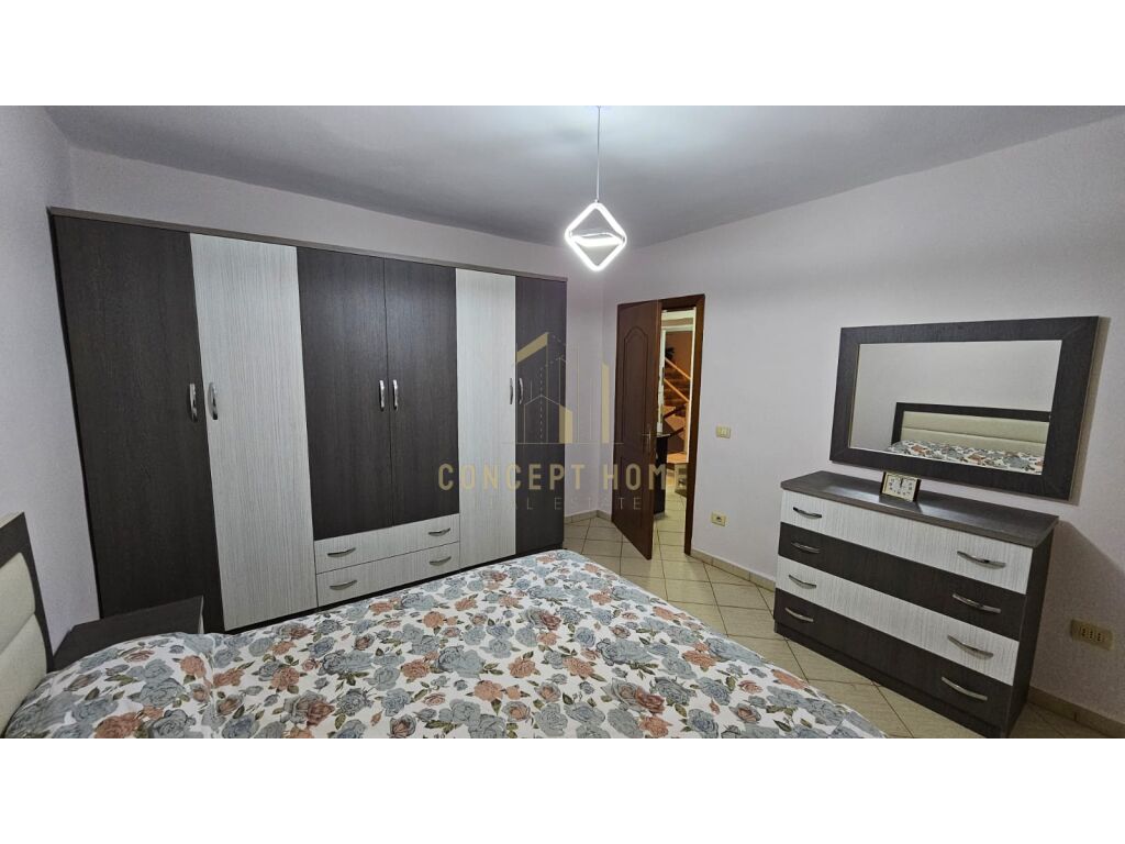 Jepet me qera apartament 2+1 te stacioni trenit