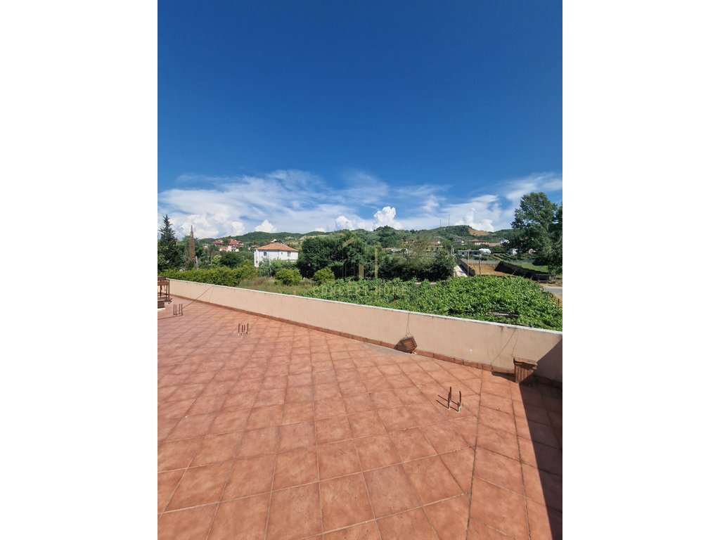 Jepet me qera apartament 2+1 te stacioni trenit