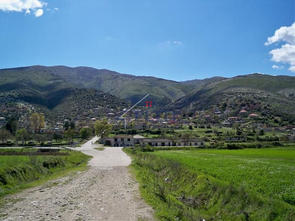 Gjirokastër, pranë rrugës nacionale, tokë në shitje