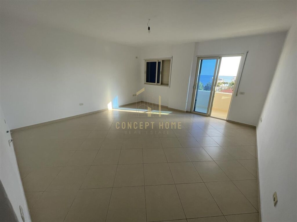 Shitet apartament ne durres