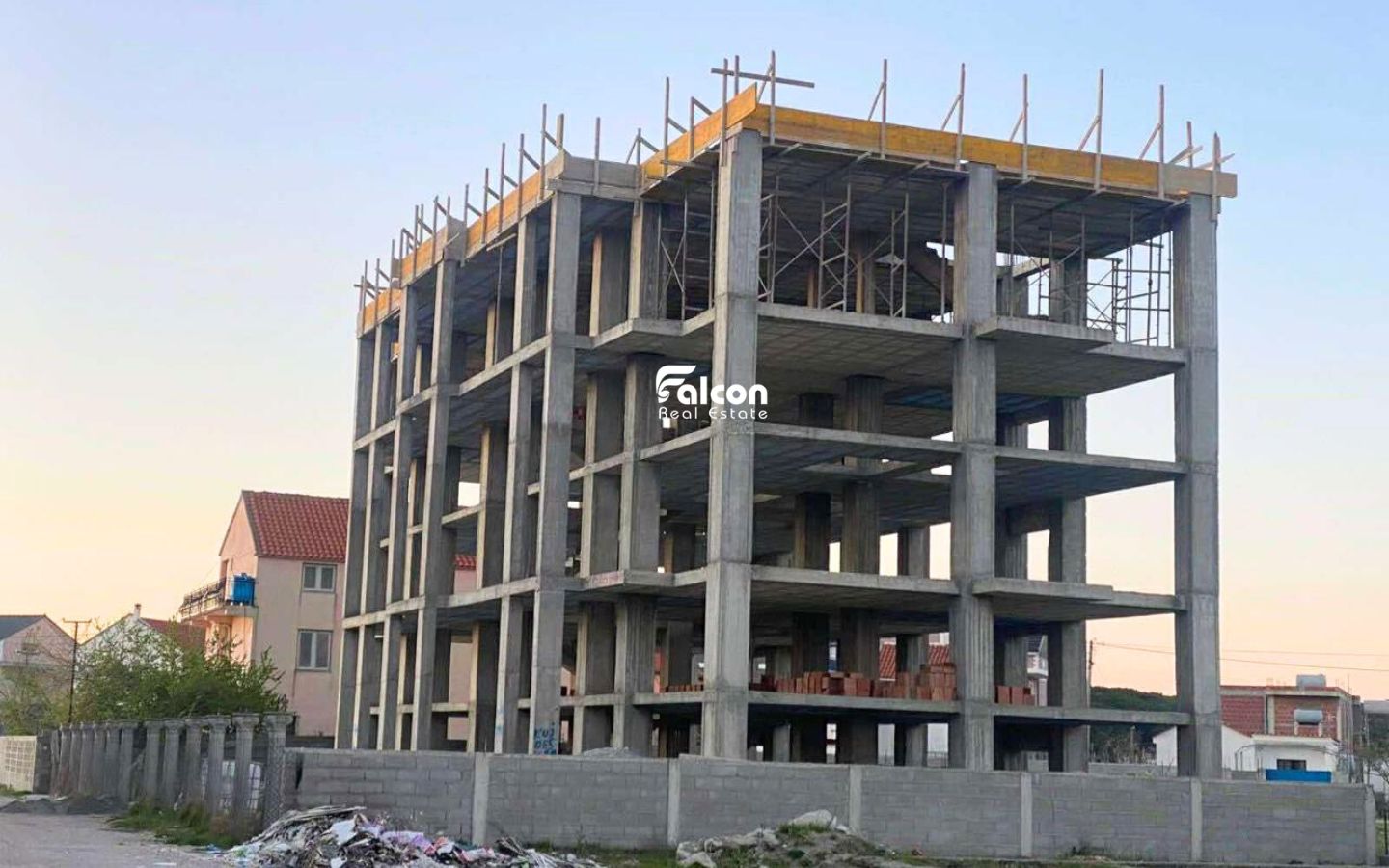 Shitet apartament 1+1 – Mali i Robit, pranë hotel fafa premium!!