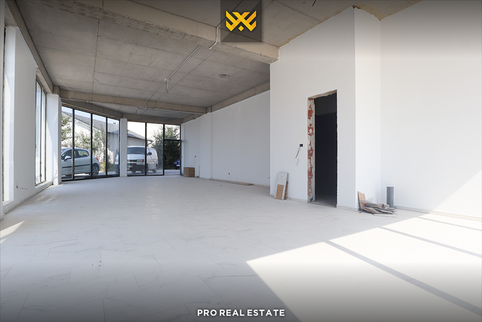 Locale commerciale di 98m² in vendita a Veternik.
