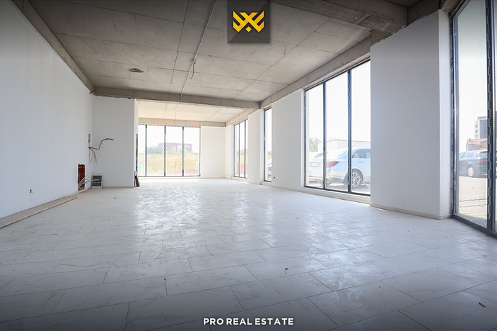 Locale commerciale di 98m² in vendita a Veternik.