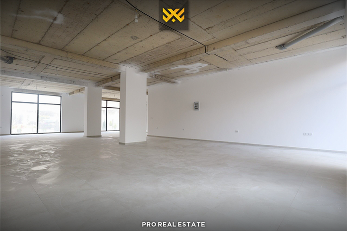 Locale commerciale di 185m² in vendita a Fushë Kosovë
