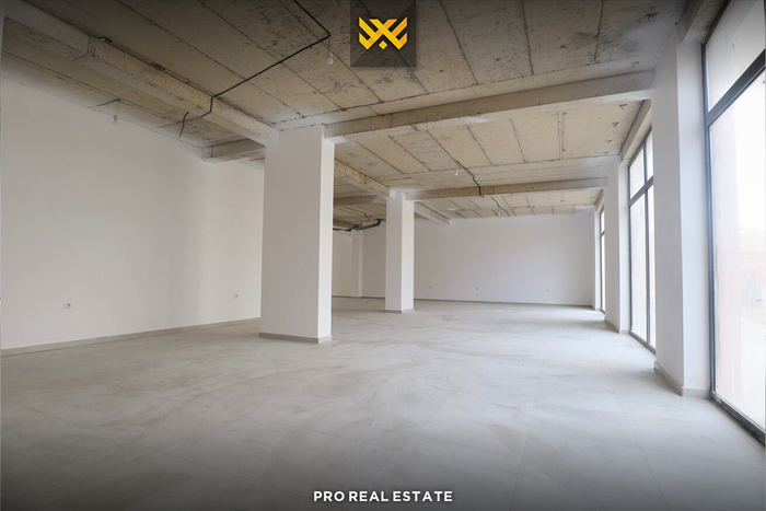 Locale commerciale di 185m² in vendita a Fushë Kosovë