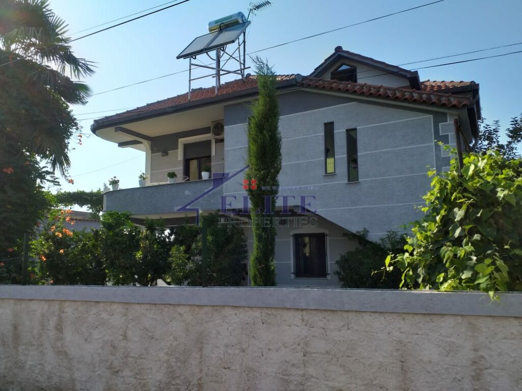 Casa de dos pisos en venta en la calle 'Berisha' en kamëz.