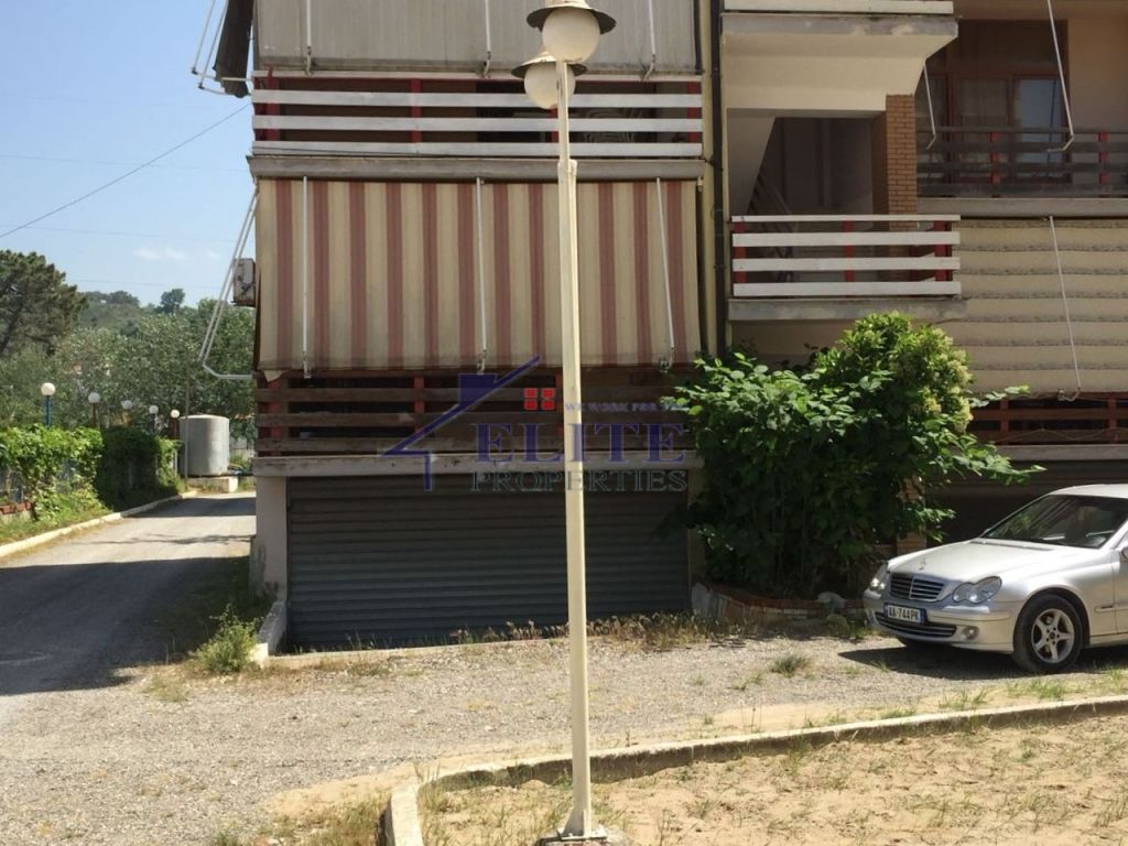 Jepet apartament pushimi me qera tek kompleksi “Giardino” pranë shkëmbit të kavajës.