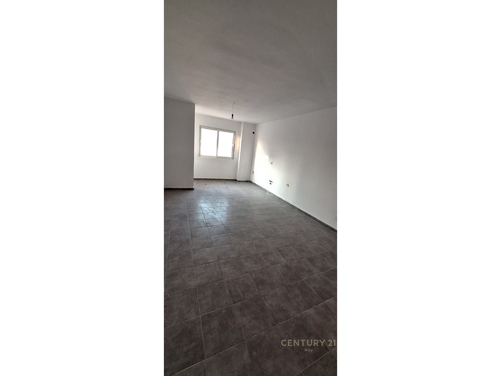 Appartamento 2+2b+2t in vendita vicino allo stadio a Durrës