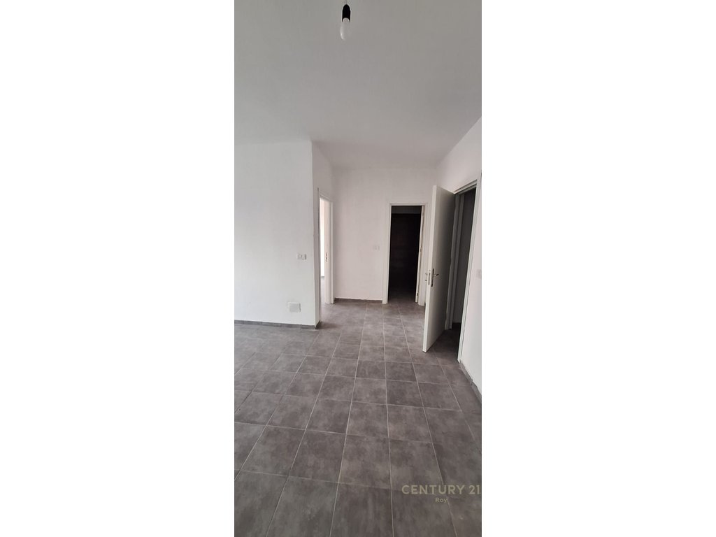 Appartamento 2+2b+2t in vendita vicino allo stadio a Durrës (2)