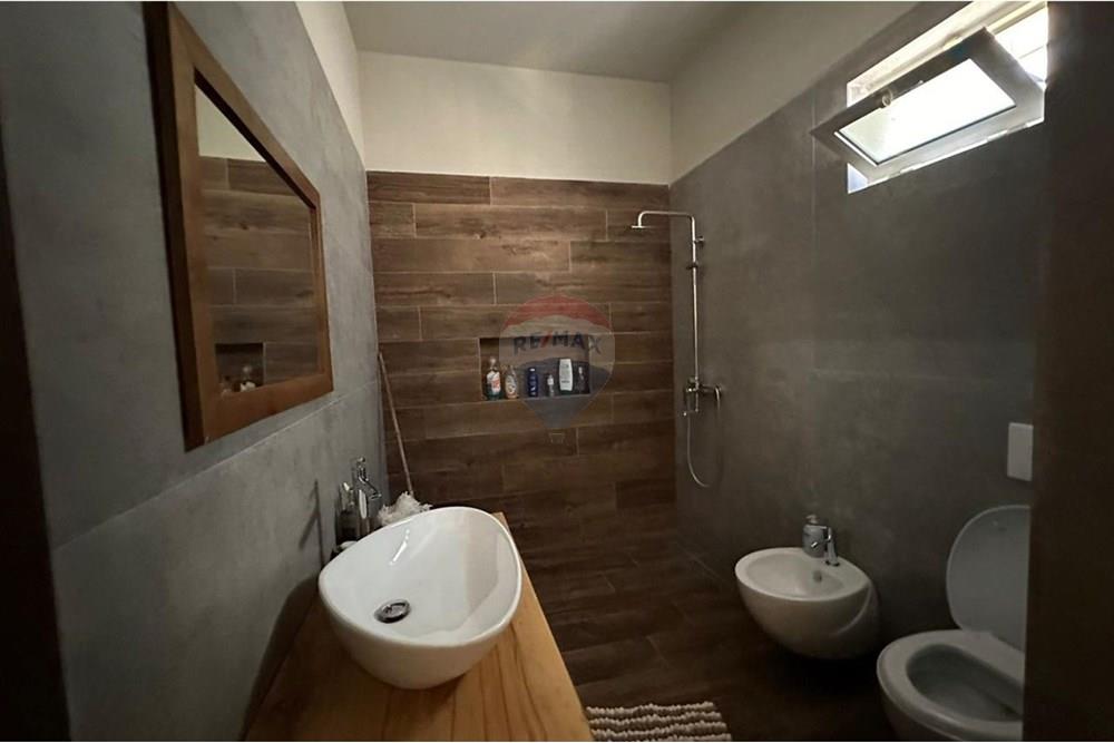 Super villa para alugar, berzhitë