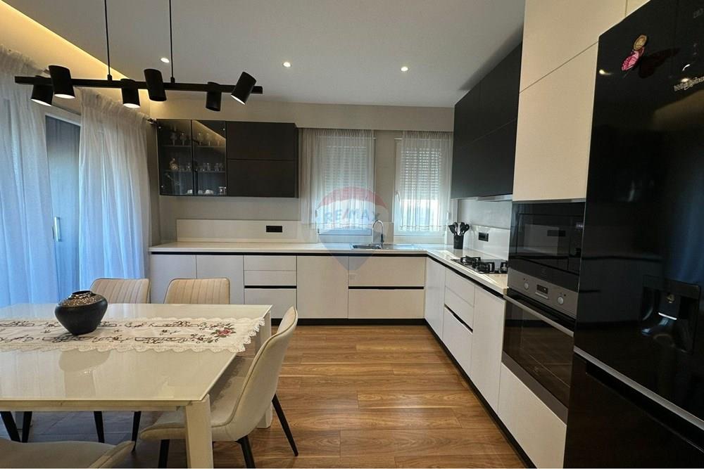 Offered for rent duplex 3+1+2 in the 5 majit area, an ideal opportunity for comfortable and modern living. (8)