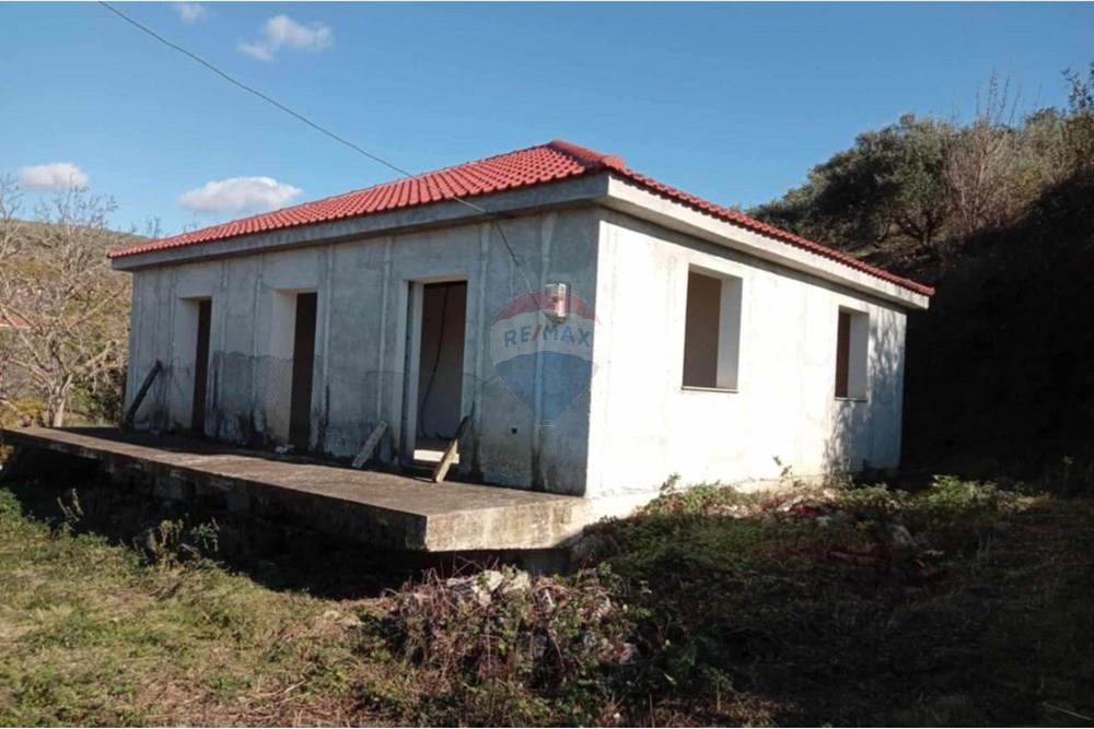 Private house for sale + 500 square meters land in magjate neighborhood, perondi administrative unit, kucove.